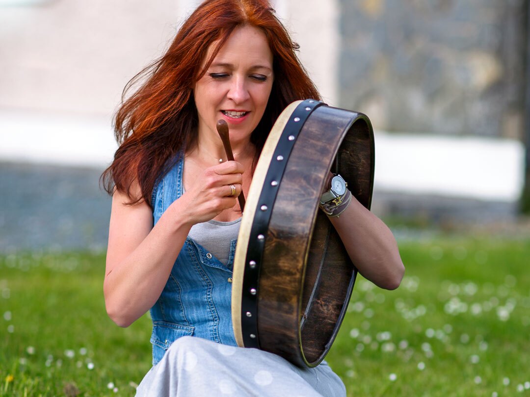 Gabriele Schuh lacht, die irische Rahmentrommel Bodhrán in der Hand