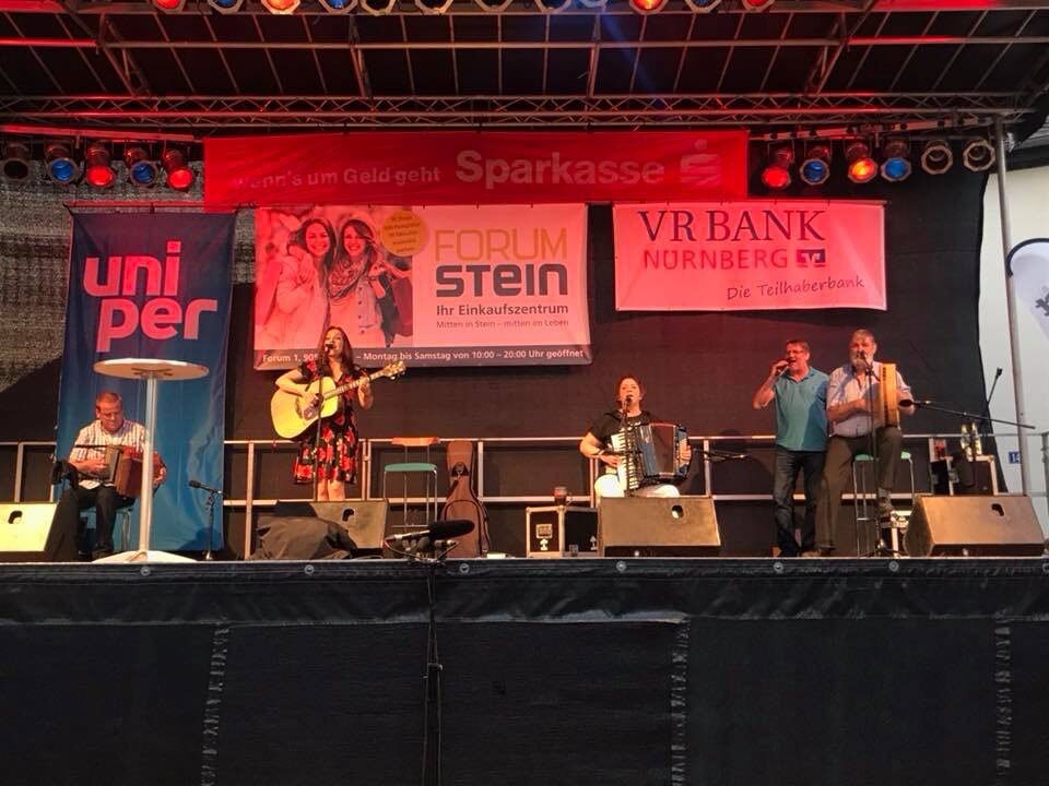 Gabriele Schuh auf einer Open-Air-Bühne