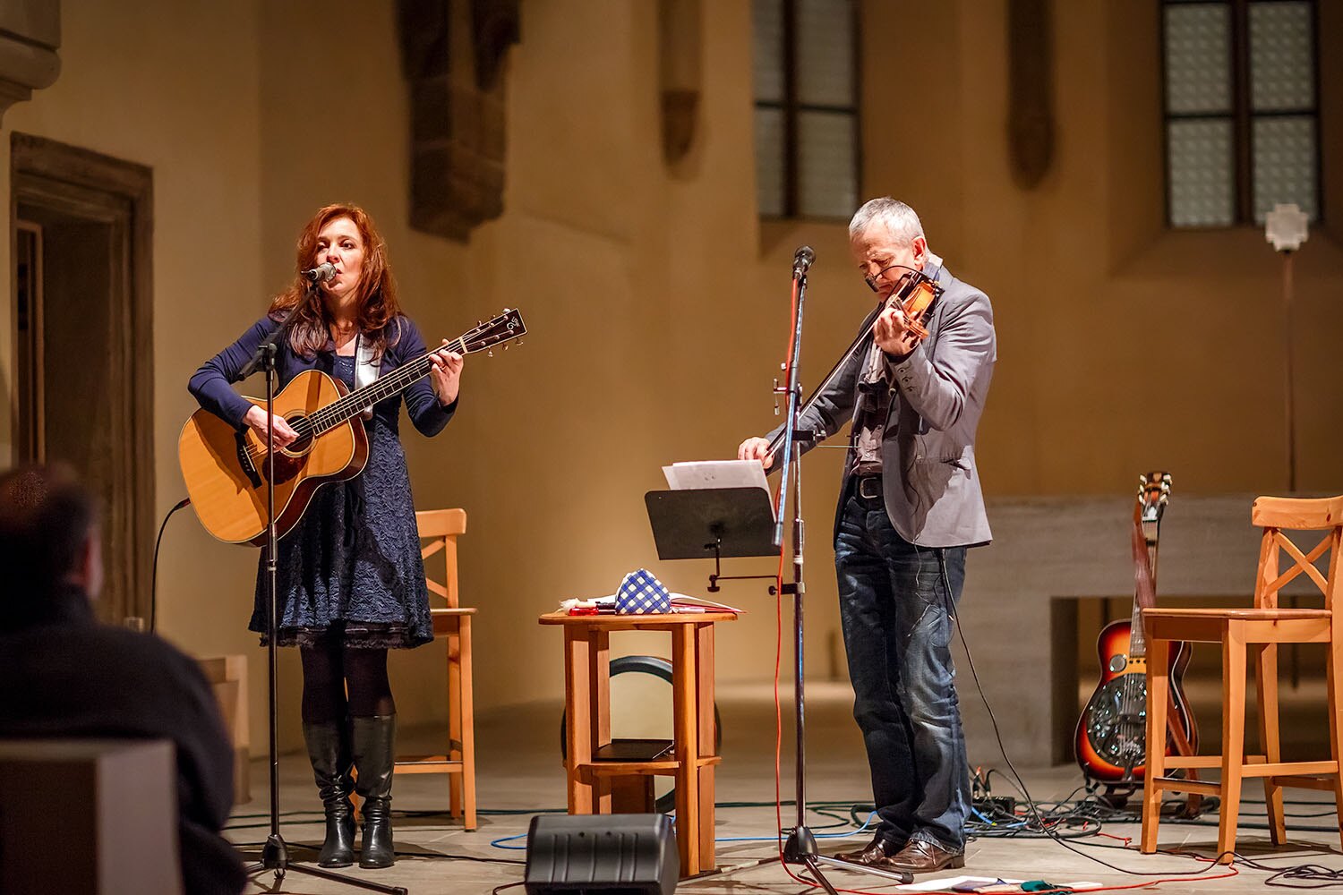 Gabriele Schuh mit Gitarre im Duo mit Geige auf der Bühne